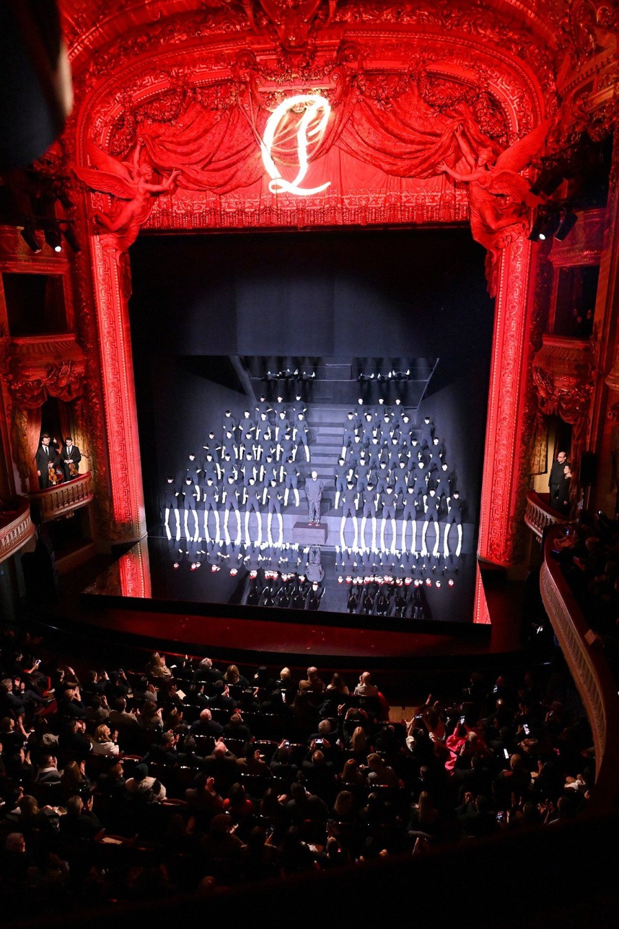 O Christian Louboutin γιόρτασε τα 30 χρόνια της κόκκινης σόλας με ένα φαντασμαγορικό show- Φωτογραφία 14