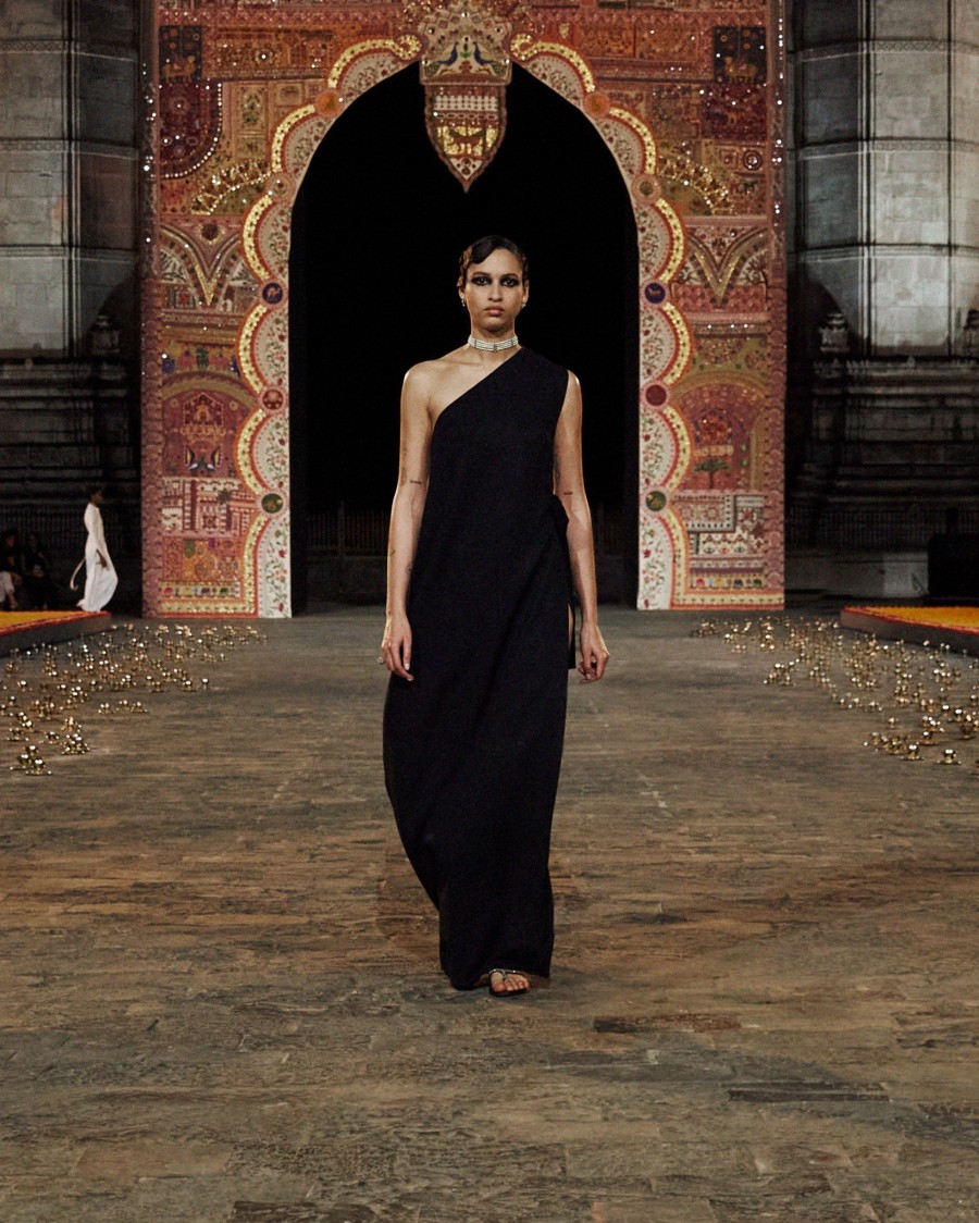 Ο Dior μετέτρεψε την εμβληματική πύλη της Ινδίας στη Βομβάη σ' ένα φαντασμαγορικό σκηνικό- Φωτογραφία 2