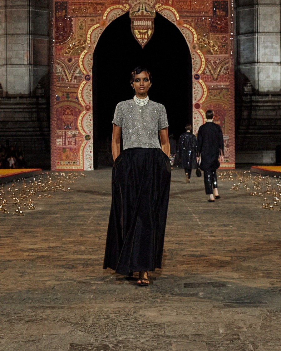 Ο Dior μετέτρεψε την εμβληματική πύλη της Ινδίας στη Βομβάη σ' ένα φαντασμαγορικό σκηνικό- Φωτογραφία 1