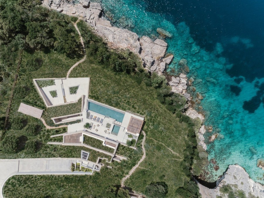Villa Apollon: Μια ονειρική κατοικία βυθισμένη στη γη﻿ με φόντο τα γαλάζια νερά του Ιονίου - Φωτογραφία 1