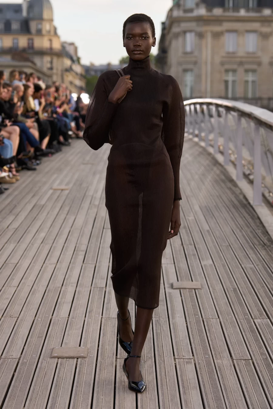 Paris Haute Couture Week: Η εκλεπτυσμένη πολυτέλεια του Alaïa διασχίζει τον Σηκουάνα- Φωτογραφία 1