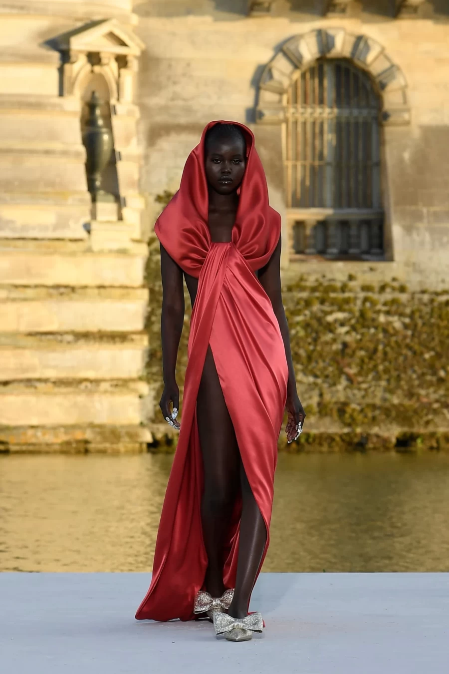 Valentino couture: Με βάση την παράδοξη απλότητα τα κομμάτια έμοιαζαν σαν να «αιωρούνται»- Φωτογραφία 13