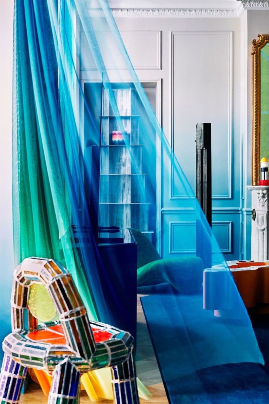 Σε ένα παριζιάνικο διαμέρισμα η κλασική Haussmannian αρχιτεκτονική κάνει εκκεντρικά παιχνίδια με τα χρώματα - Φωτογραφία 4