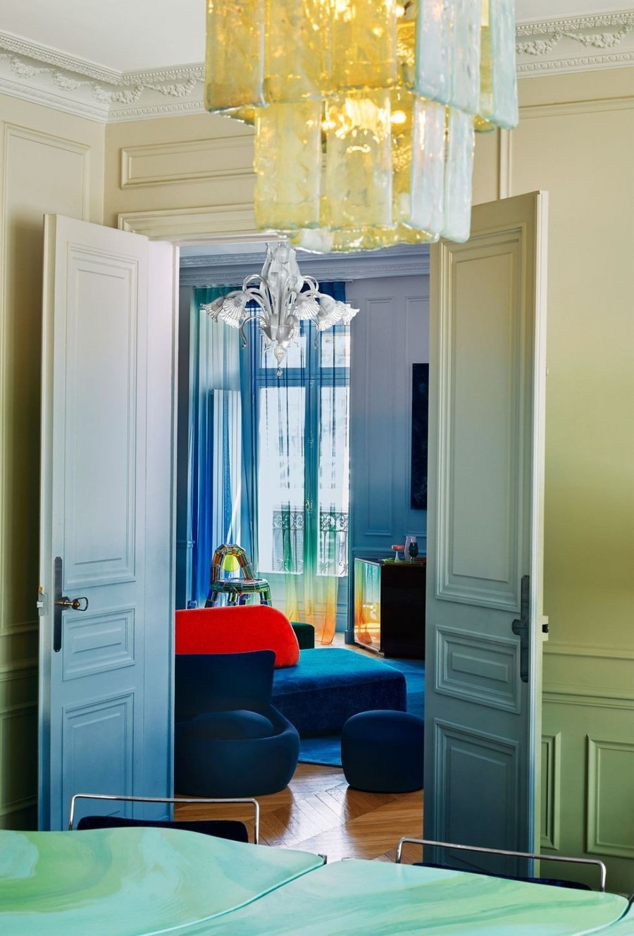 Σε ένα παριζιάνικο διαμέρισμα η κλασική Haussmannian αρχιτεκτονική κάνει εκκεντρικά παιχνίδια με τα χρώματα - Φωτογραφία 2