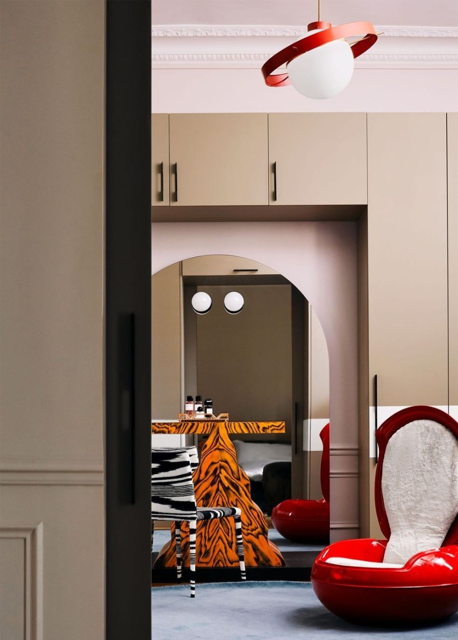 Σε ένα παριζιάνικο διαμέρισμα η κλασική Haussmannian αρχιτεκτονική κάνει εκκεντρικά παιχνίδια με τα χρώματα - Φωτογραφία 1