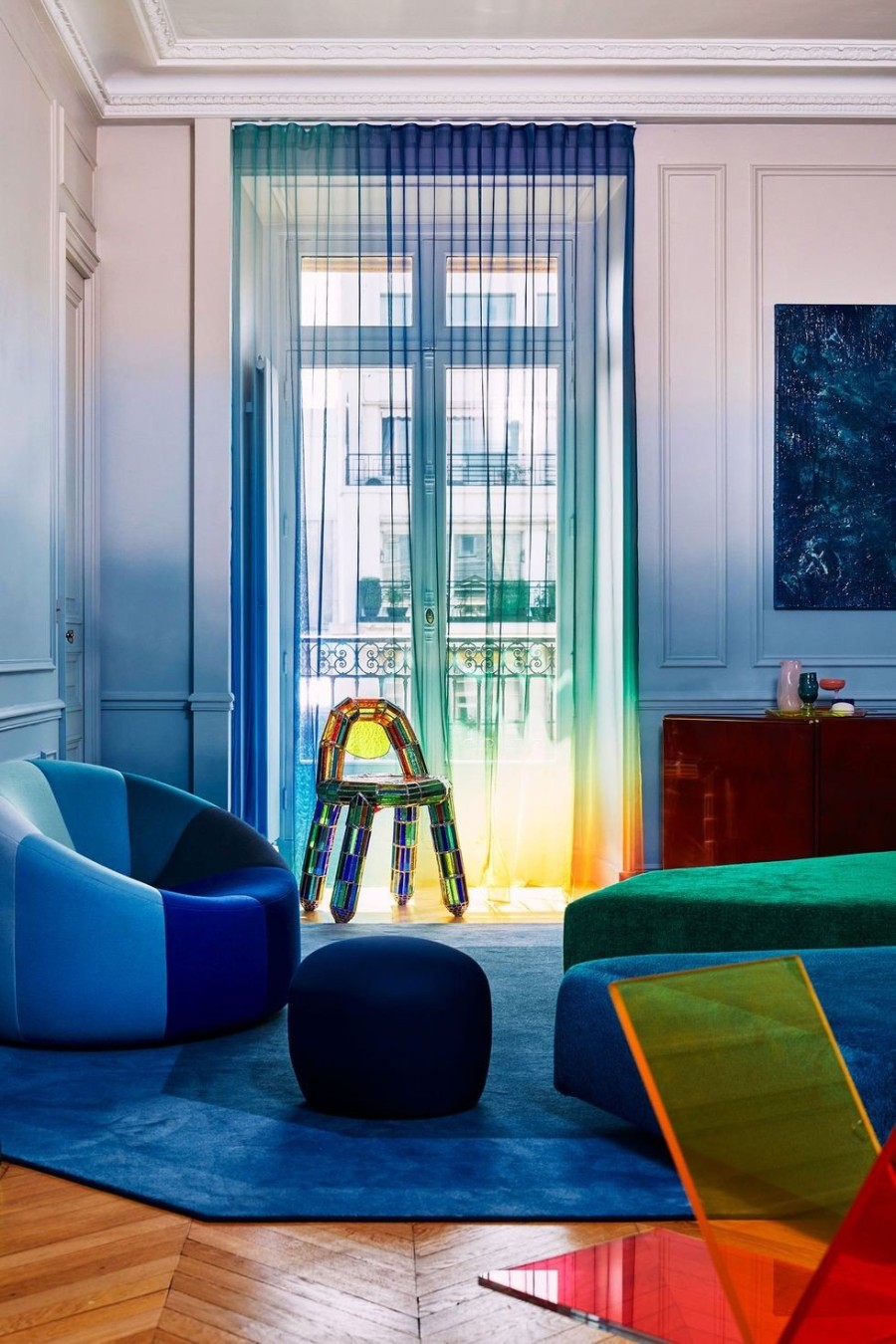 Σε ένα παριζιάνικο διαμέρισμα η κλασική Haussmannian αρχιτεκτονική κάνει εκκεντρικά παιχνίδια με τα χρώματα - Φωτογραφία 3