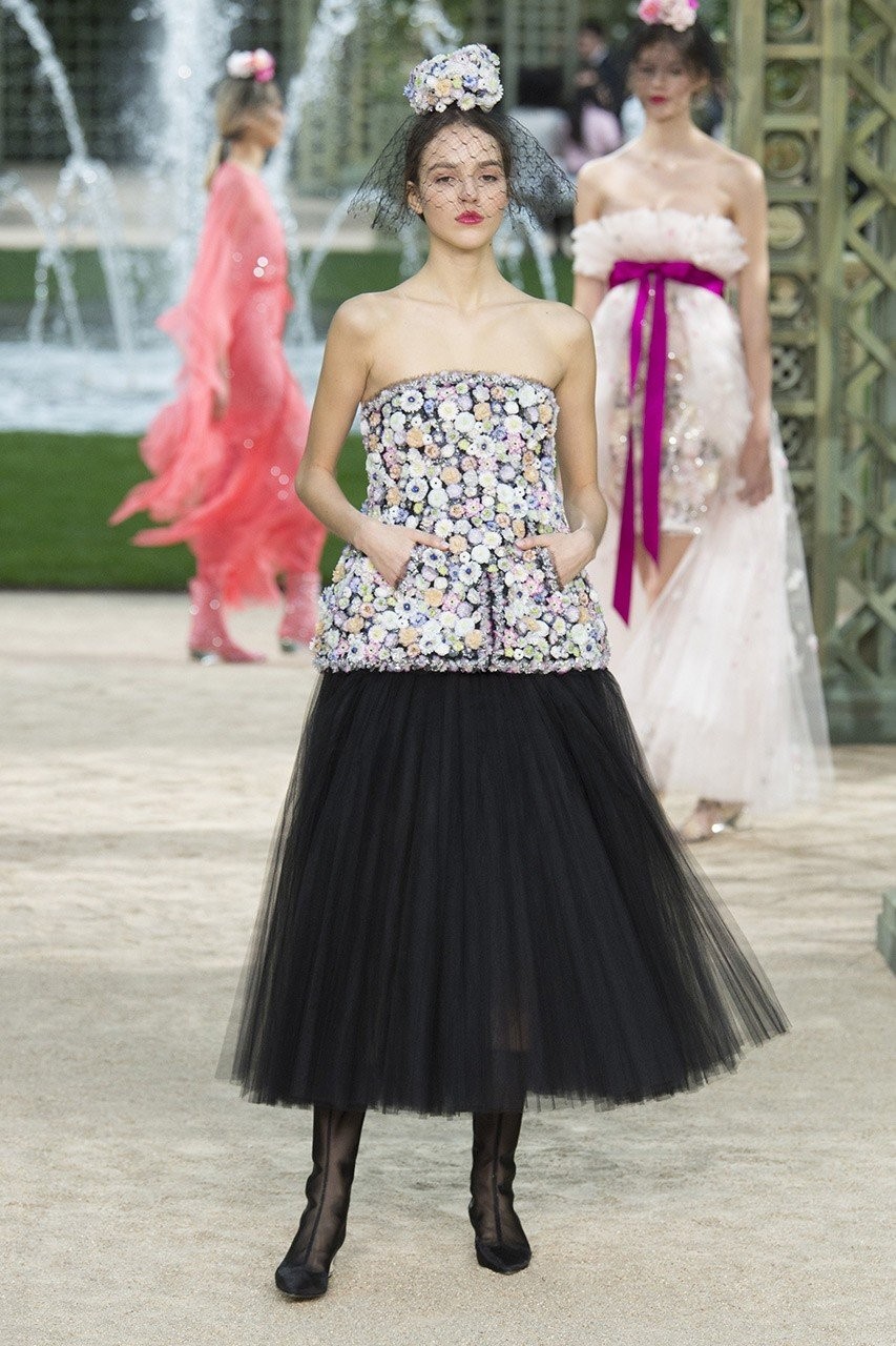 Το haute couture show της Chanel ταξιδεύει στους κήπους των Βερσαλλιών - Φωτογραφία 19