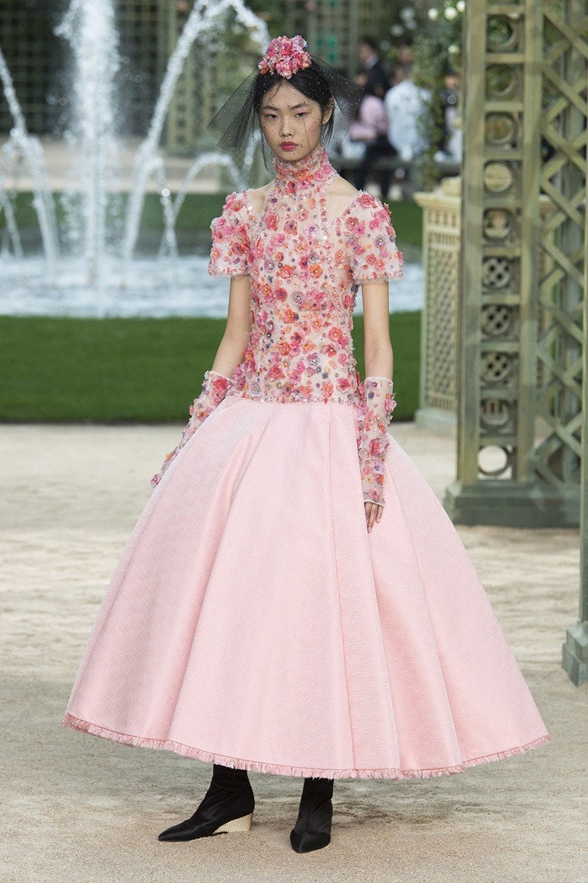 Το haute couture show της Chanel ταξιδεύει στους κήπους των Βερσαλλιών - Φωτογραφία 24