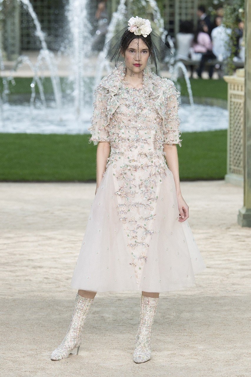 Το haute couture show της Chanel ταξιδεύει στους κήπους των Βερσαλλιών - Φωτογραφία 31