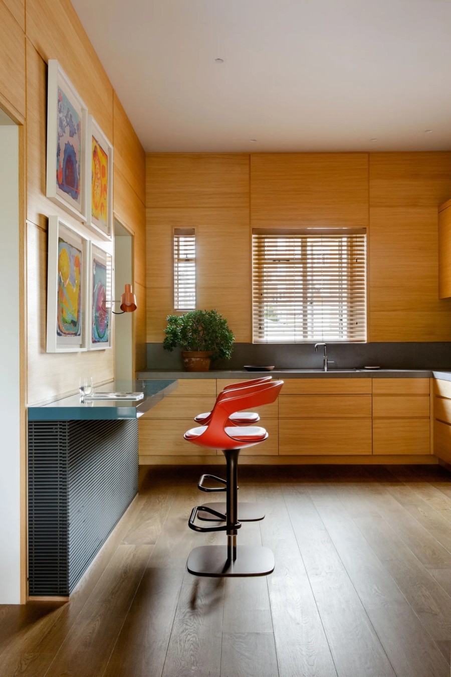 Πώς η λειτουργικότητα και τα bold στοιχεία ισορροπούν σε μια πολύχρωμη κατοικία στο Λονδίνο- Φωτογραφία 3