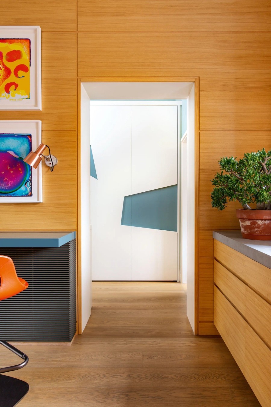 Πώς η λειτουργικότητα και τα bold στοιχεία ισορροπούν σε μια πολύχρωμη κατοικία στο Λονδίνο- Φωτογραφία 2