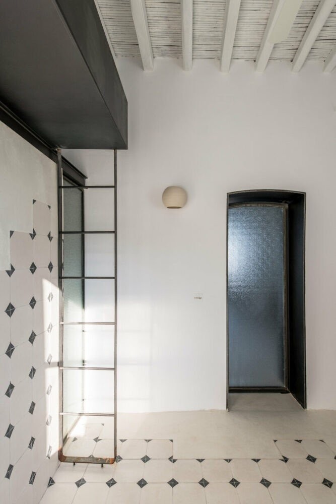 Mια black & white κατοικία στη Σέριφο παραδίδει μαθήματα μοντερνισμού- Φωτογραφία 1