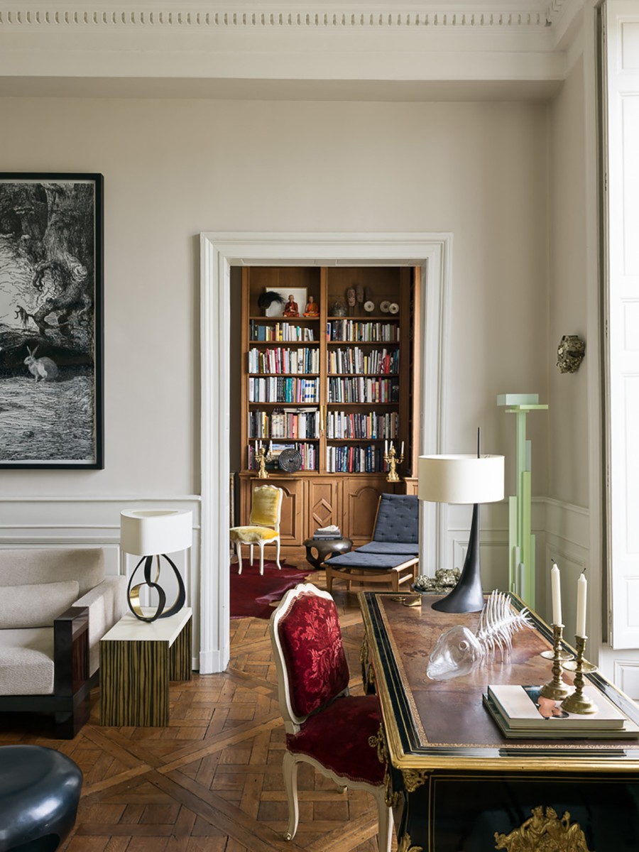 Ο σχεδιαστής επίπλων Hervé Van der Straeten μας υποδέχεται σ' ένα αισθητικά άρτιο διαμέρισμα στο Παρίσι, που «παντρεύονται» ﻿μοναδικά κομμάτια υψηλής αισθητικής - Φωτογραφία 1