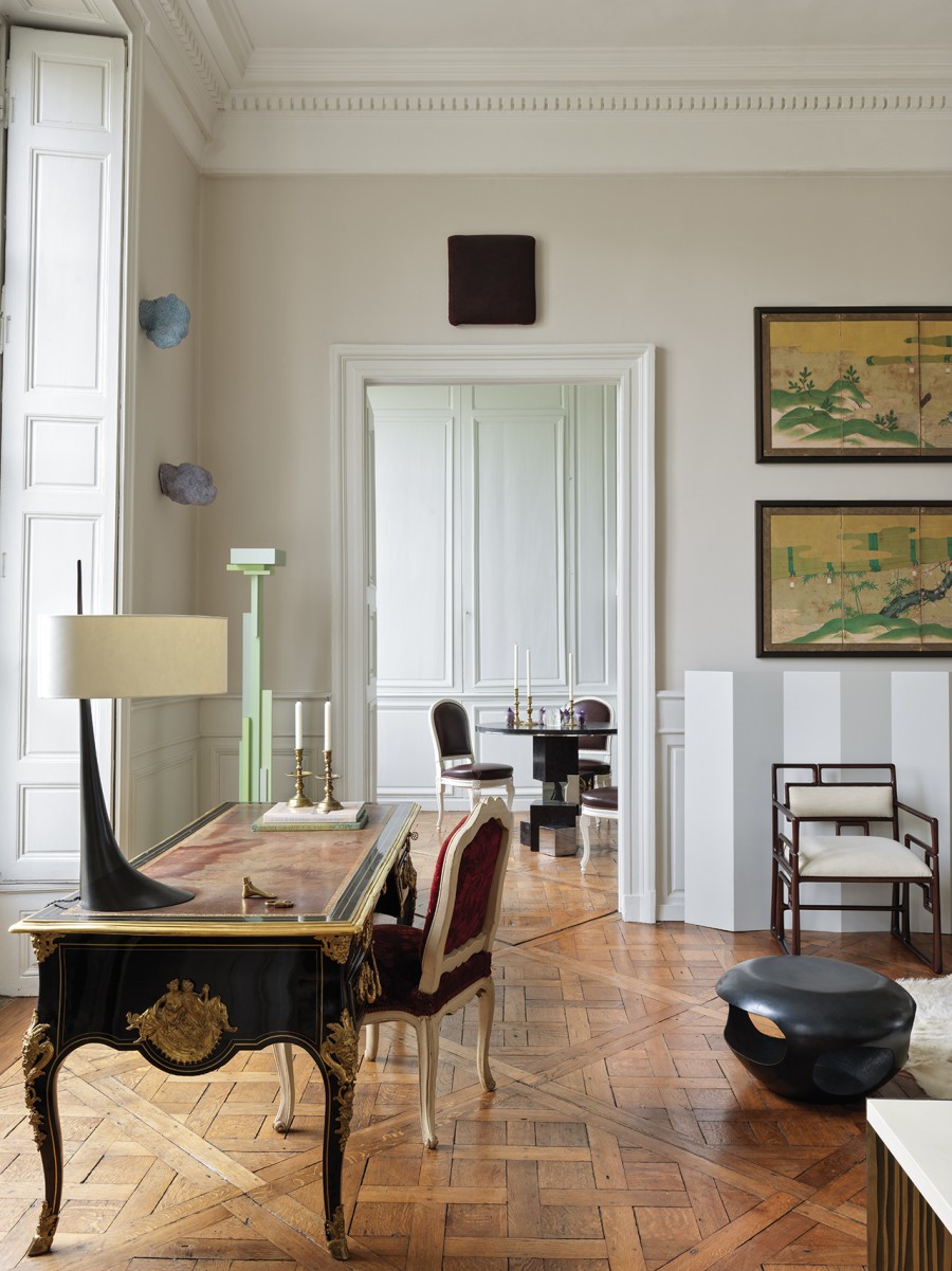 Ο σχεδιαστής επίπλων Hervé Van der Straeten μας υποδέχεται σ' ένα αισθητικά άρτιο διαμέρισμα στο Παρίσι, που «παντρεύονται» ﻿μοναδικά κομμάτια υψηλής αισθητικής - Φωτογραφία 3