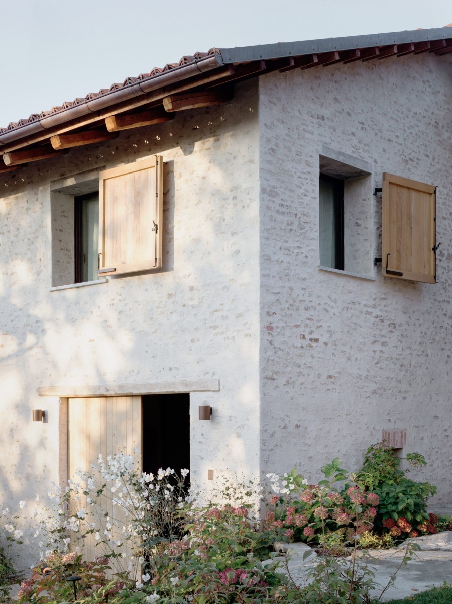 Ένα ιστορικό αγρόκτημα στη Βόρεια Ιταλία μεταμορφώθηκε στο κομψό σπίτι και studio ενός fashion designer - Φωτογραφία 6