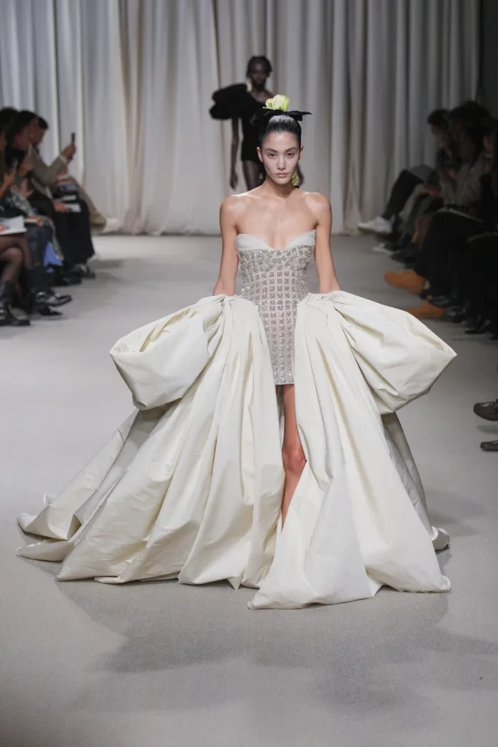 Giambattista Valli Spring '24 Haute Couture: Ο οίκος αναδεικνύει τους bare ώμους και τις μεγάλες φούστες- Φωτογραφία 1