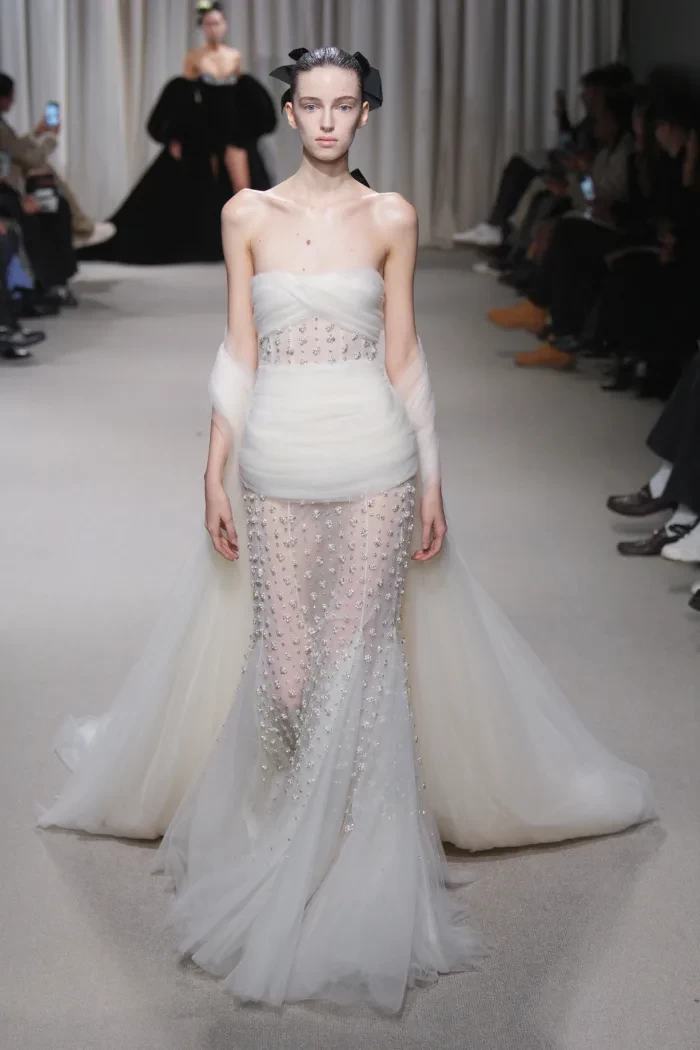 Giambattista Valli Spring '24 Haute Couture: Ο οίκος αναδεικνύει τους bare ώμους και τις μεγάλες φούστες- Φωτογραφία 2