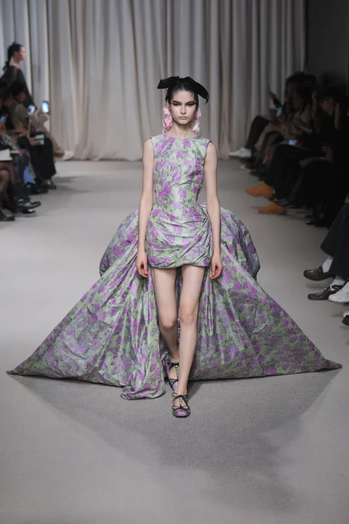 Giambattista Valli Spring '24 Haute Couture: Ο οίκος αναδεικνύει τους bare ώμους και τις μεγάλες φούστες- Φωτογραφία 3