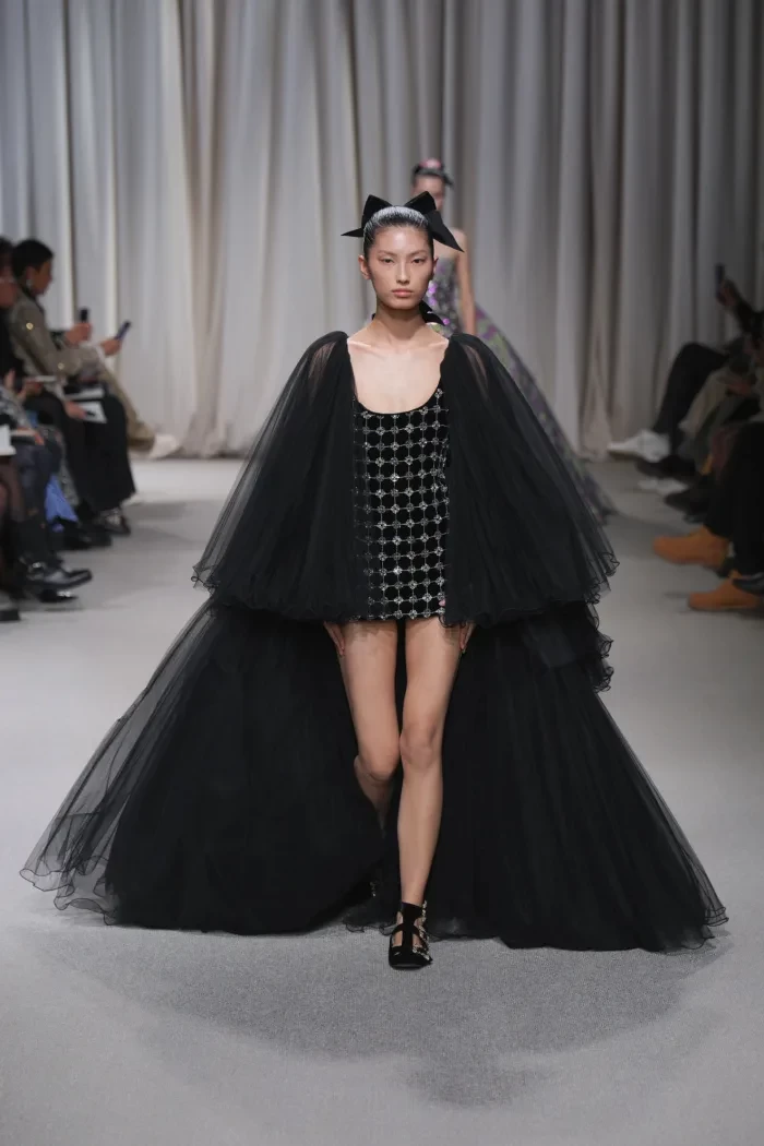 Giambattista Valli Spring '24 Haute Couture: Ο οίκος αναδεικνύει τους bare ώμους και τις μεγάλες φούστες- Φωτογραφία 4