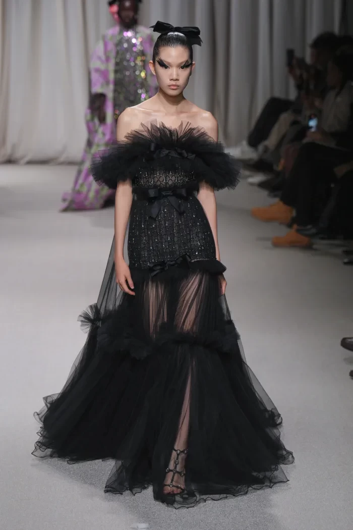 Giambattista Valli Spring '24 Haute Couture: Ο οίκος αναδεικνύει τους bare ώμους και τις μεγάλες φούστες- Φωτογραφία 5