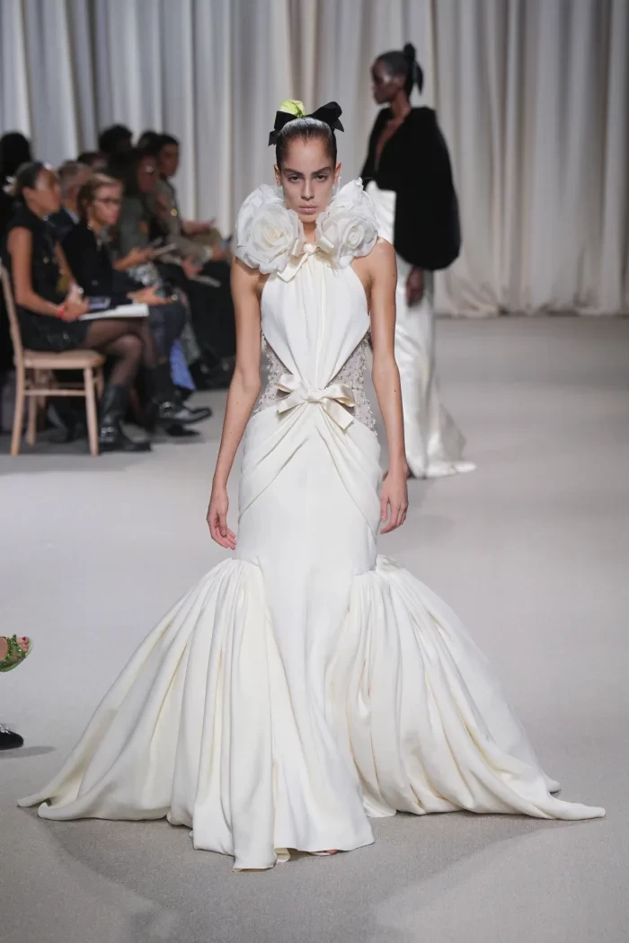 Giambattista Valli Spring '24 Haute Couture: Ο οίκος αναδεικνύει τους bare ώμους και τις μεγάλες φούστες- Φωτογραφία 6