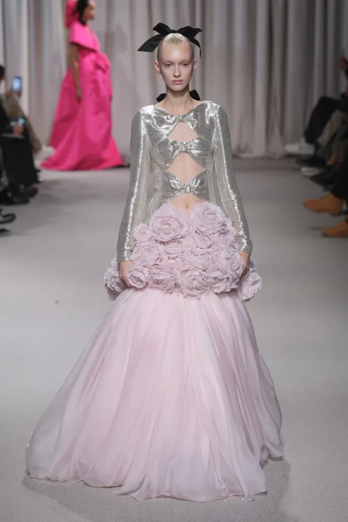 Giambattista Valli Spring '24 Haute Couture: Ο οίκος αναδεικνύει τους bare ώμους και τις μεγάλες φούστες- Φωτογραφία 8