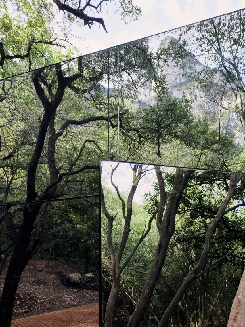 Μια σχεδόν αόρατη εξοχική κατοικία στο δάσος του Monterrey στο Μεξικό- Φωτογραφία 2