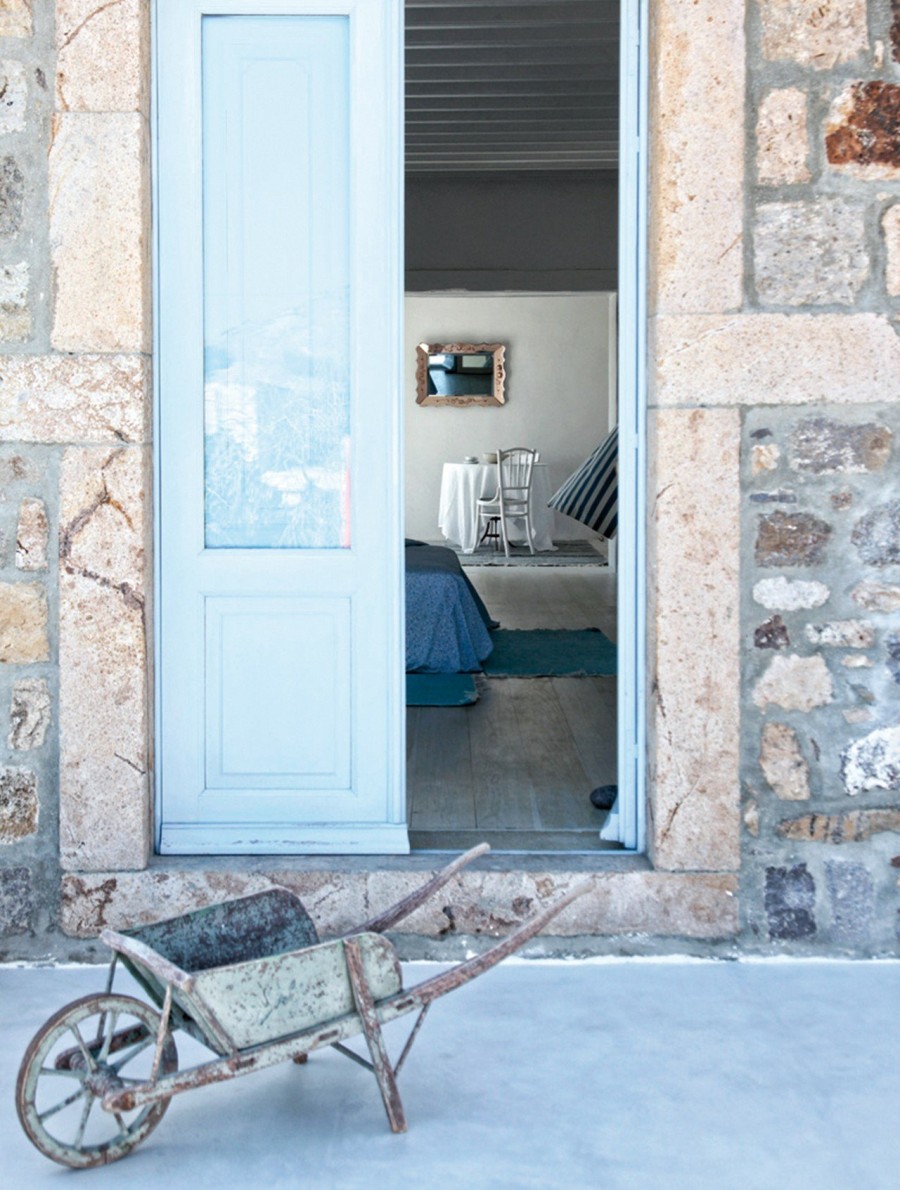 Ένα κουκλίστικο σπίτι στη Σκάλα της Πάτμου σε λευκές και γαλάζιες αποχρώσεις- Φωτογραφία 1