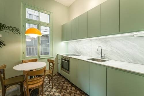 Με τροπικά χρώματα, το Waterfront Nikis Apartment έχει μοναδικό interior design- Φωτογραφία 7
