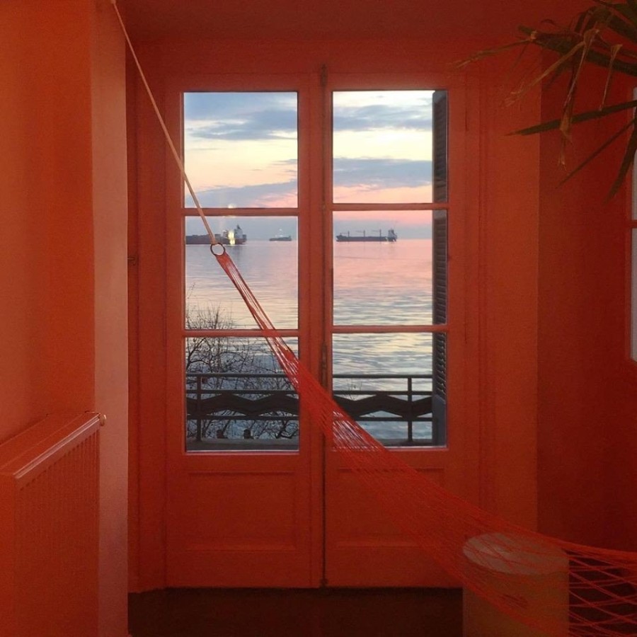 Με τροπικά χρώματα, το Waterfront Nikis Apartment έχει μοναδικό interior design- Φωτογραφία 1