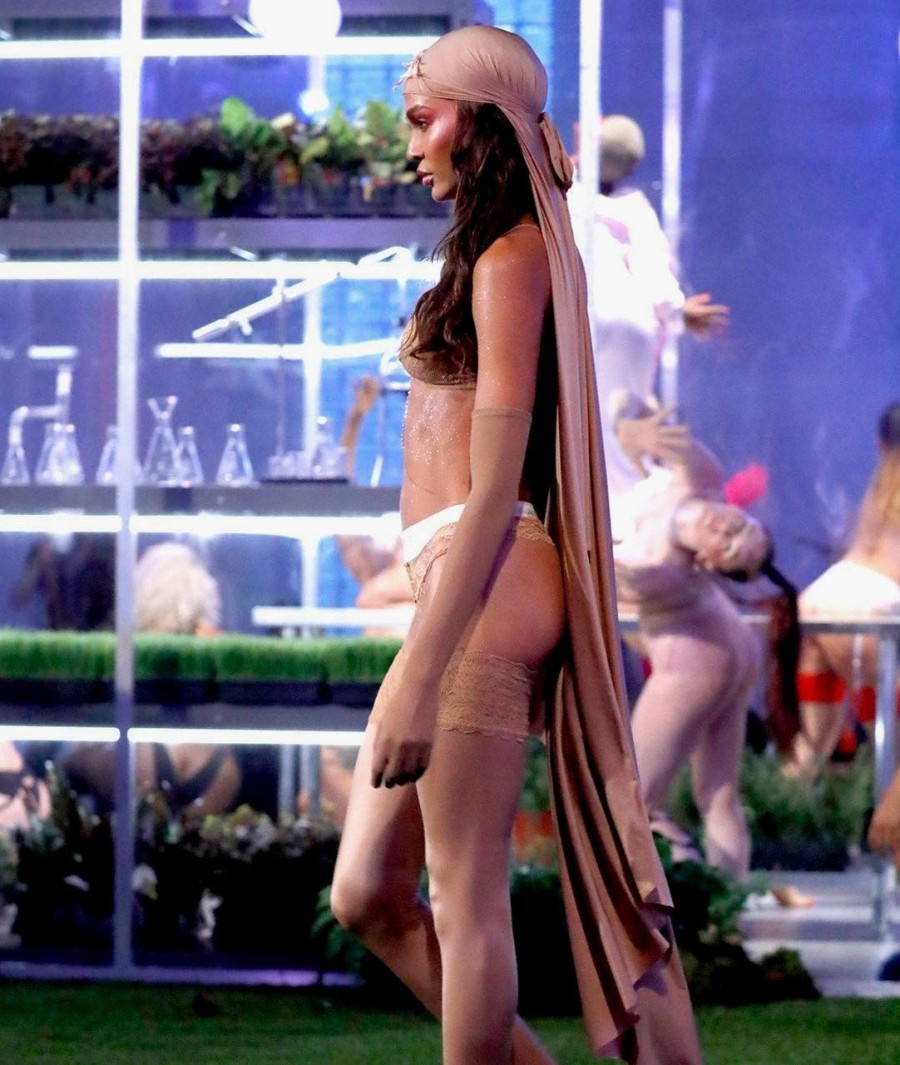 Η Rihanna αποθέωσε τις γυναίκες στο πρώτο Savage x Fenty show - Φωτογραφία 4