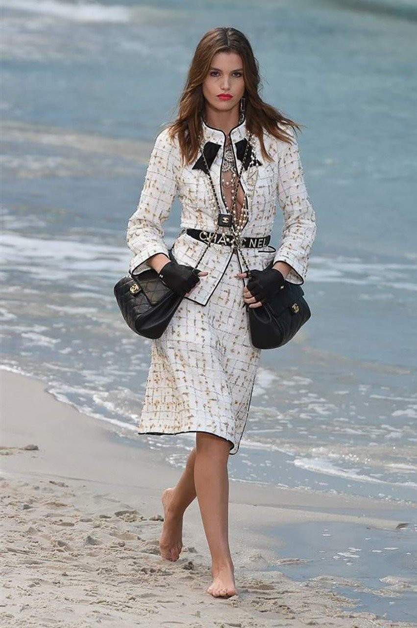 Μια βόλτα στην παραλία με τον Karl Lagerfld και τον οίκο μόδας Chanel - Φωτογραφία 1