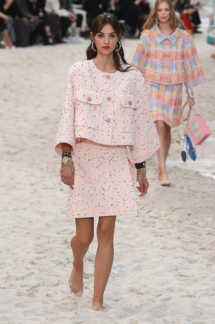 Μια βόλτα στην παραλία με τον Karl Lagerfld και τον οίκο μόδας Chanel - Φωτογραφία 9