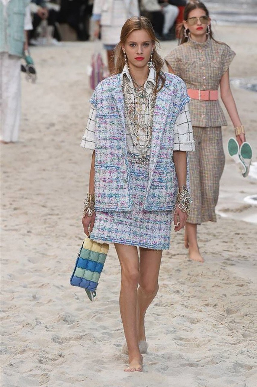 Μια βόλτα στην παραλία με τον Karl Lagerfld και τον οίκο μόδας Chanel - Φωτογραφία 14