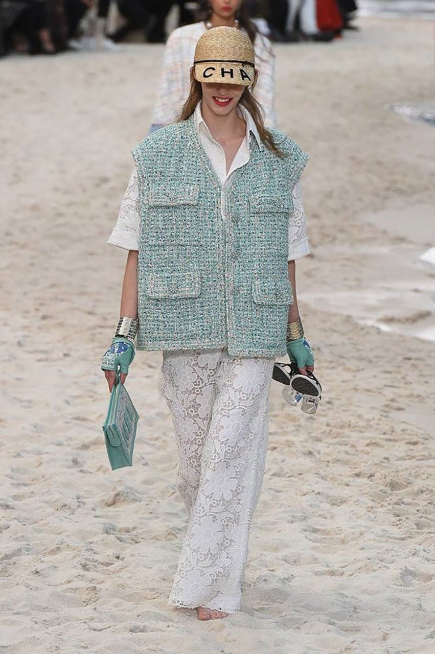 Μια βόλτα στην παραλία με τον Karl Lagerfld και τον οίκο μόδας Chanel - Φωτογραφία 16