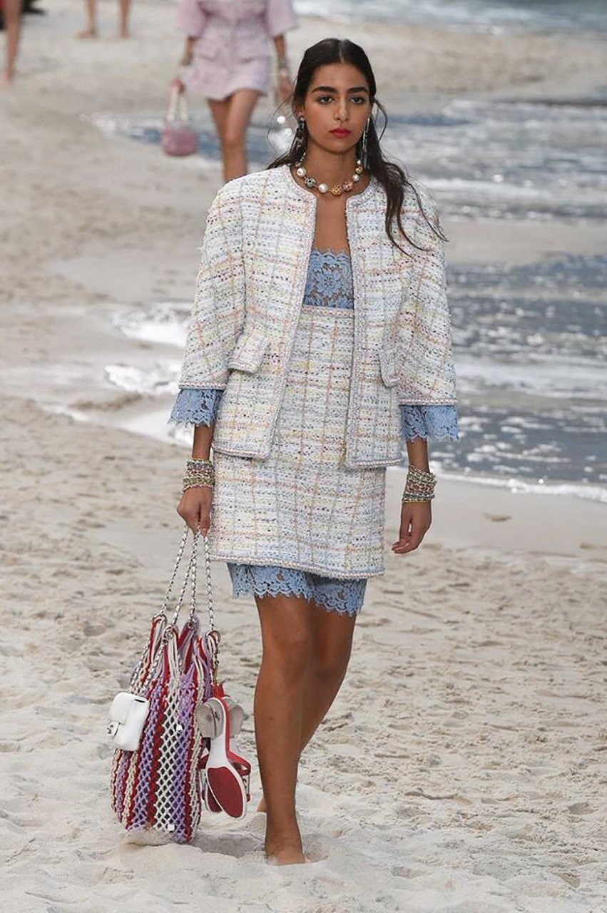 Μια βόλτα στην παραλία με τον Karl Lagerfld και τον οίκο μόδας Chanel - Φωτογραφία 17