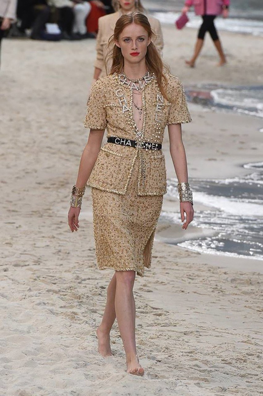 Μια βόλτα στην παραλία με τον Karl Lagerfld και τον οίκο μόδας Chanel - Φωτογραφία 2