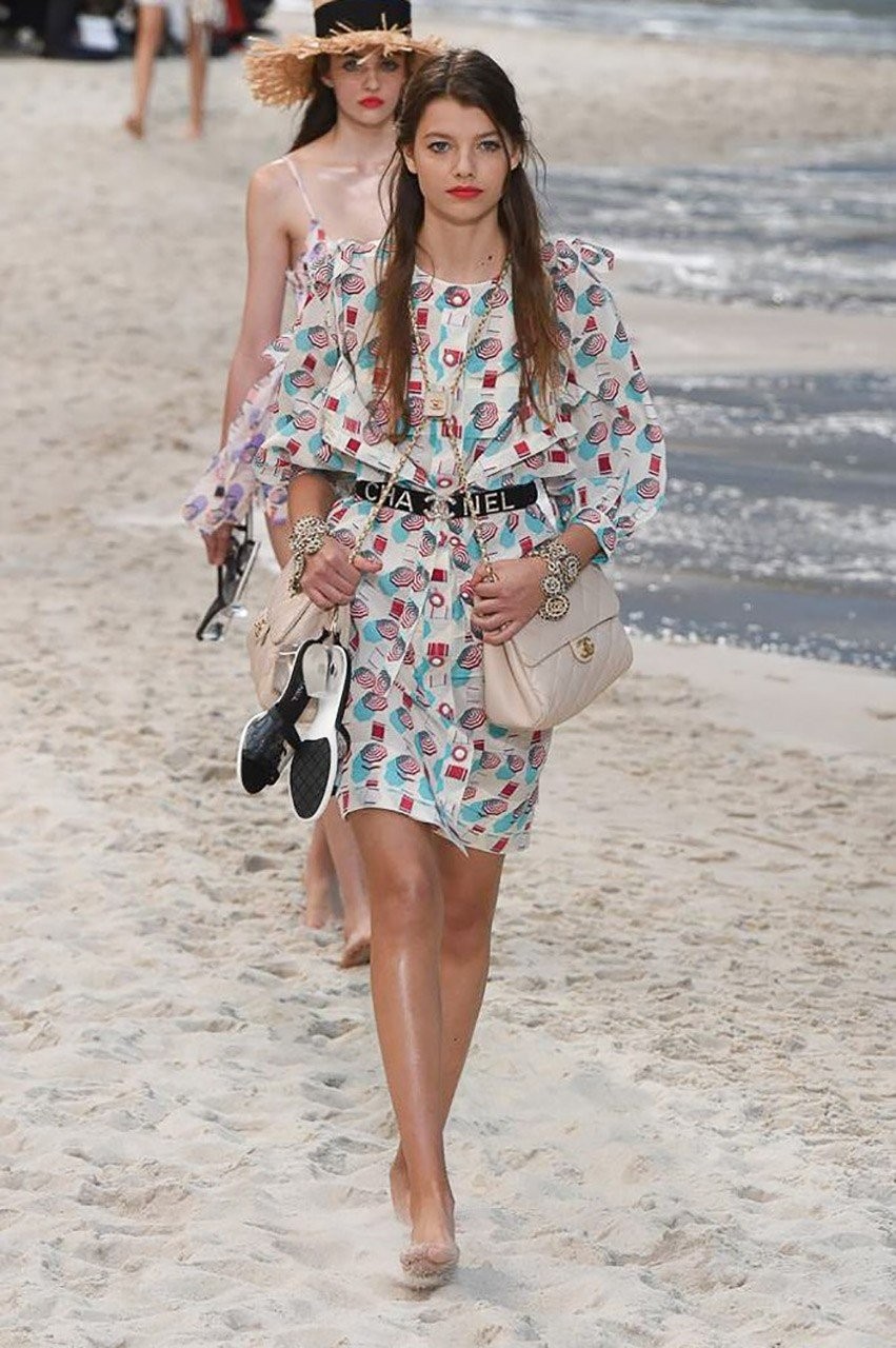 Μια βόλτα στην παραλία με τον Karl Lagerfld και τον οίκο μόδας Chanel - Φωτογραφία 26