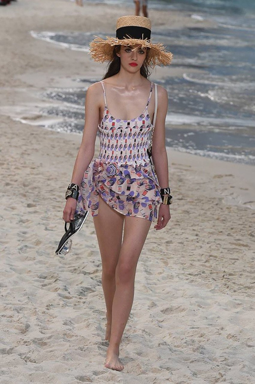 Μια βόλτα στην παραλία με τον Karl Lagerfld και τον οίκο μόδας Chanel - Φωτογραφία 28