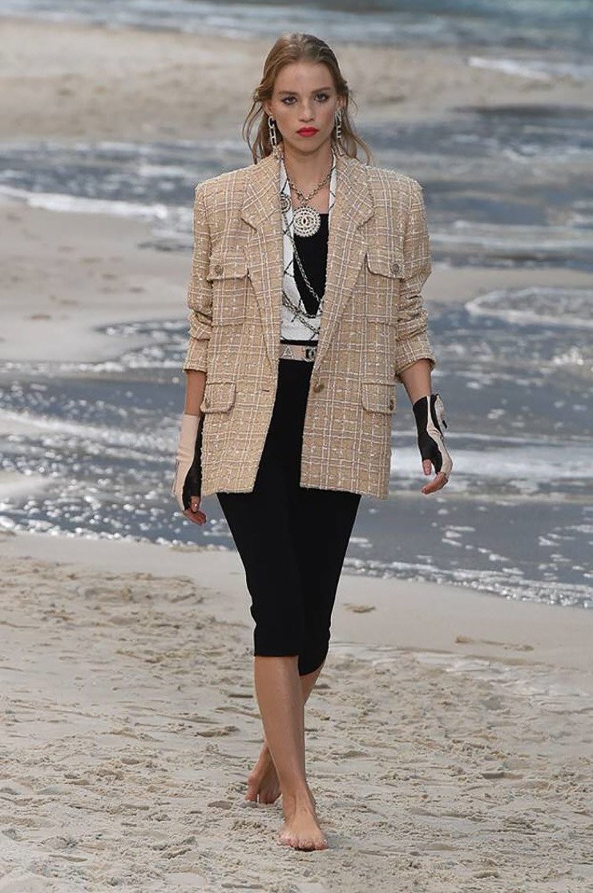 Μια βόλτα στην παραλία με τον Karl Lagerfld και τον οίκο μόδας Chanel - Φωτογραφία 3