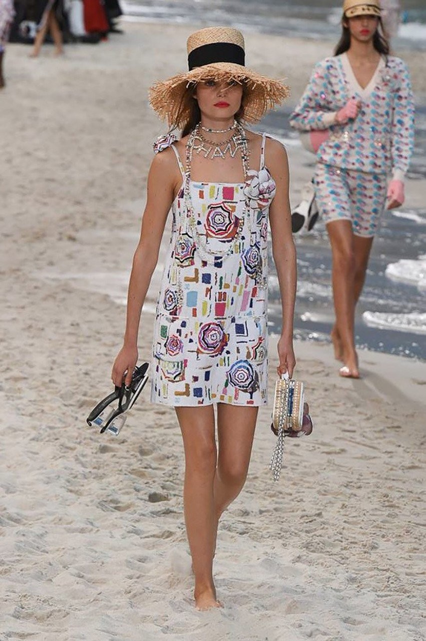 Μια βόλτα στην παραλία με τον Karl Lagerfld και τον οίκο μόδας Chanel - Φωτογραφία 31