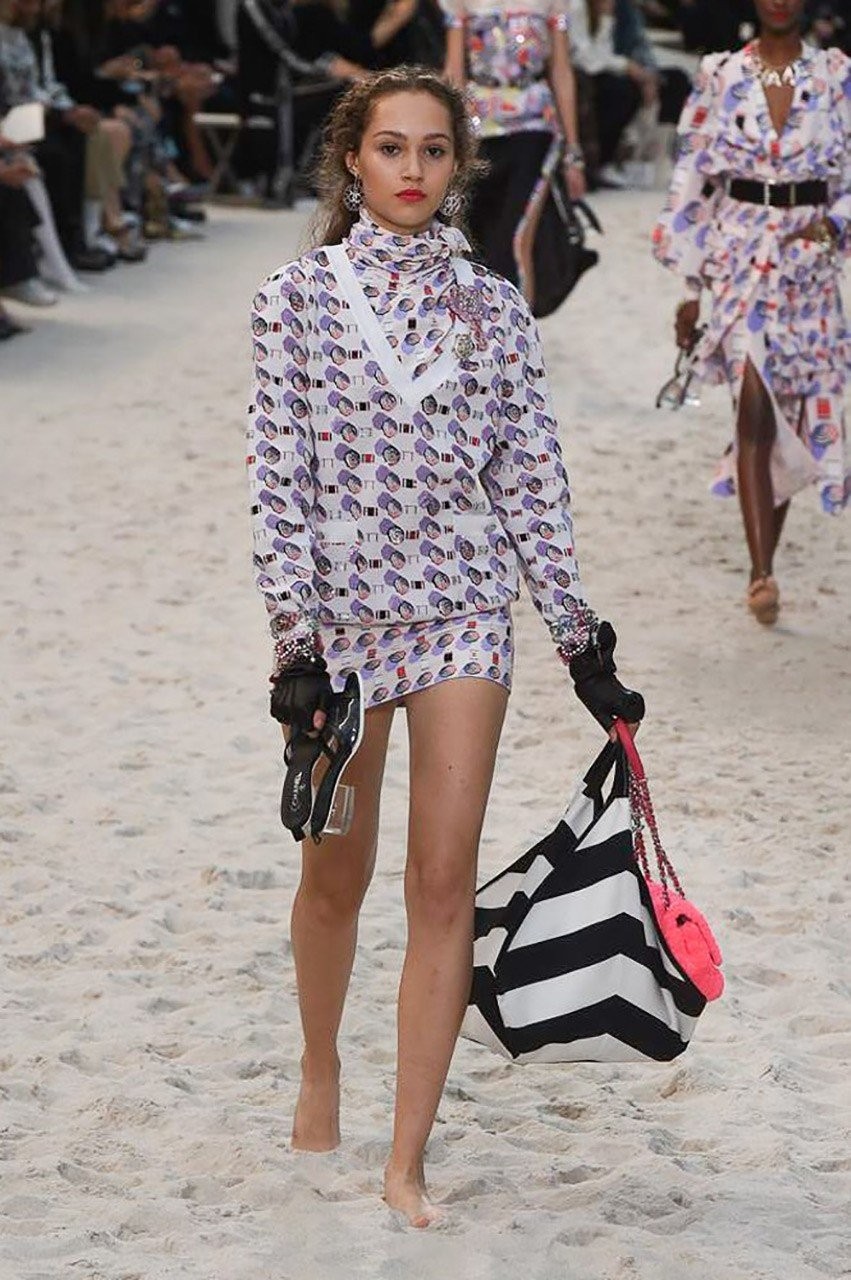 Μια βόλτα στην παραλία με τον Karl Lagerfld και τον οίκο μόδας Chanel - Φωτογραφία 33