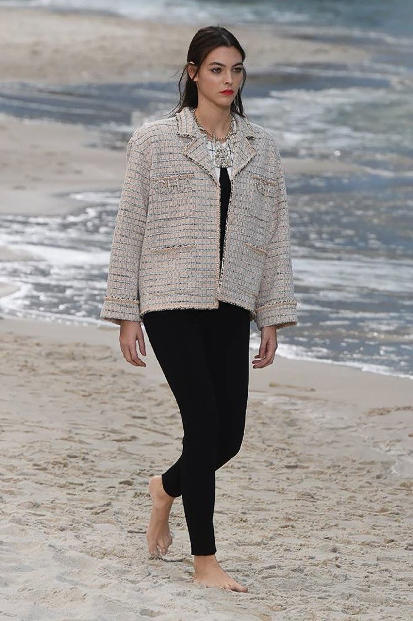 Μια βόλτα στην παραλία με τον Karl Lagerfld και τον οίκο μόδας Chanel - Φωτογραφία 4