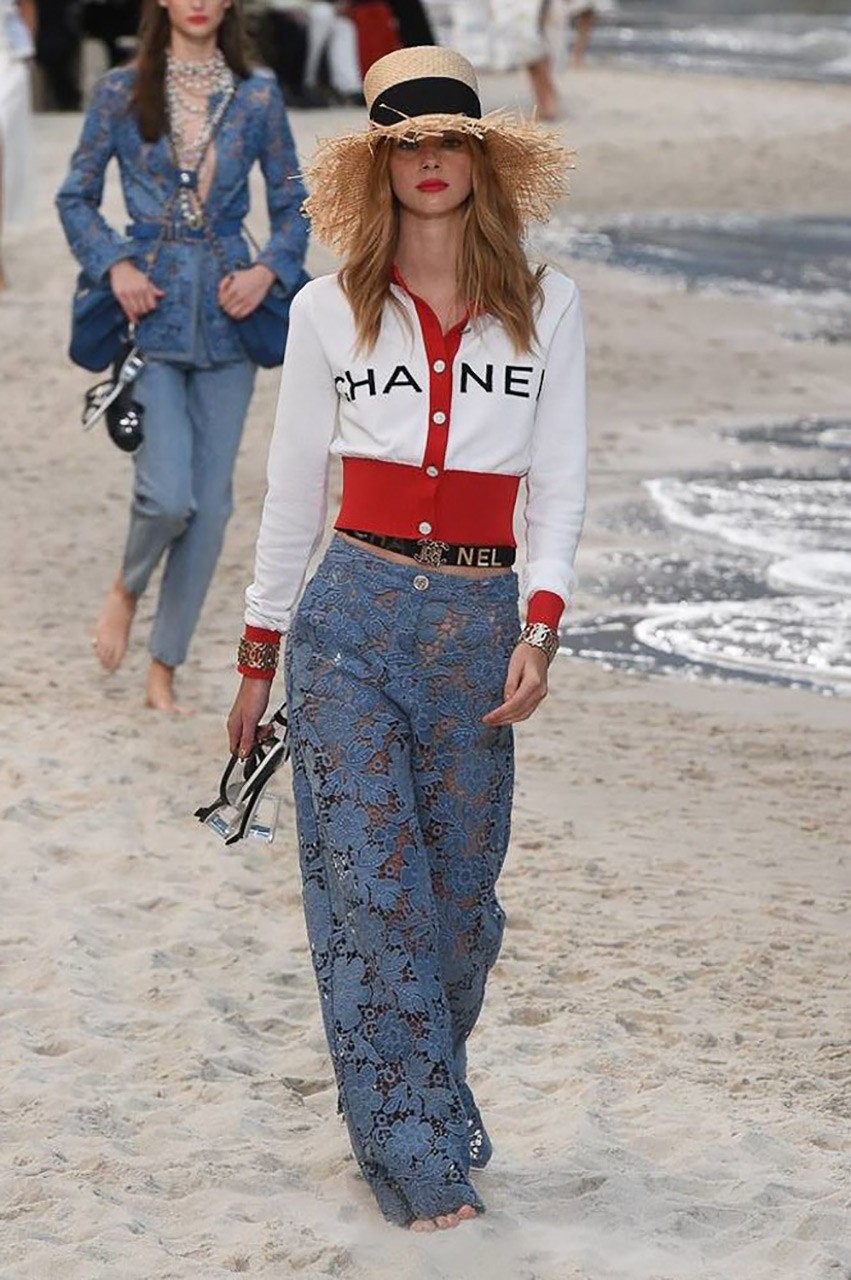 Μια βόλτα στην παραλία με τον Karl Lagerfld και τον οίκο μόδας Chanel - Φωτογραφία 56
