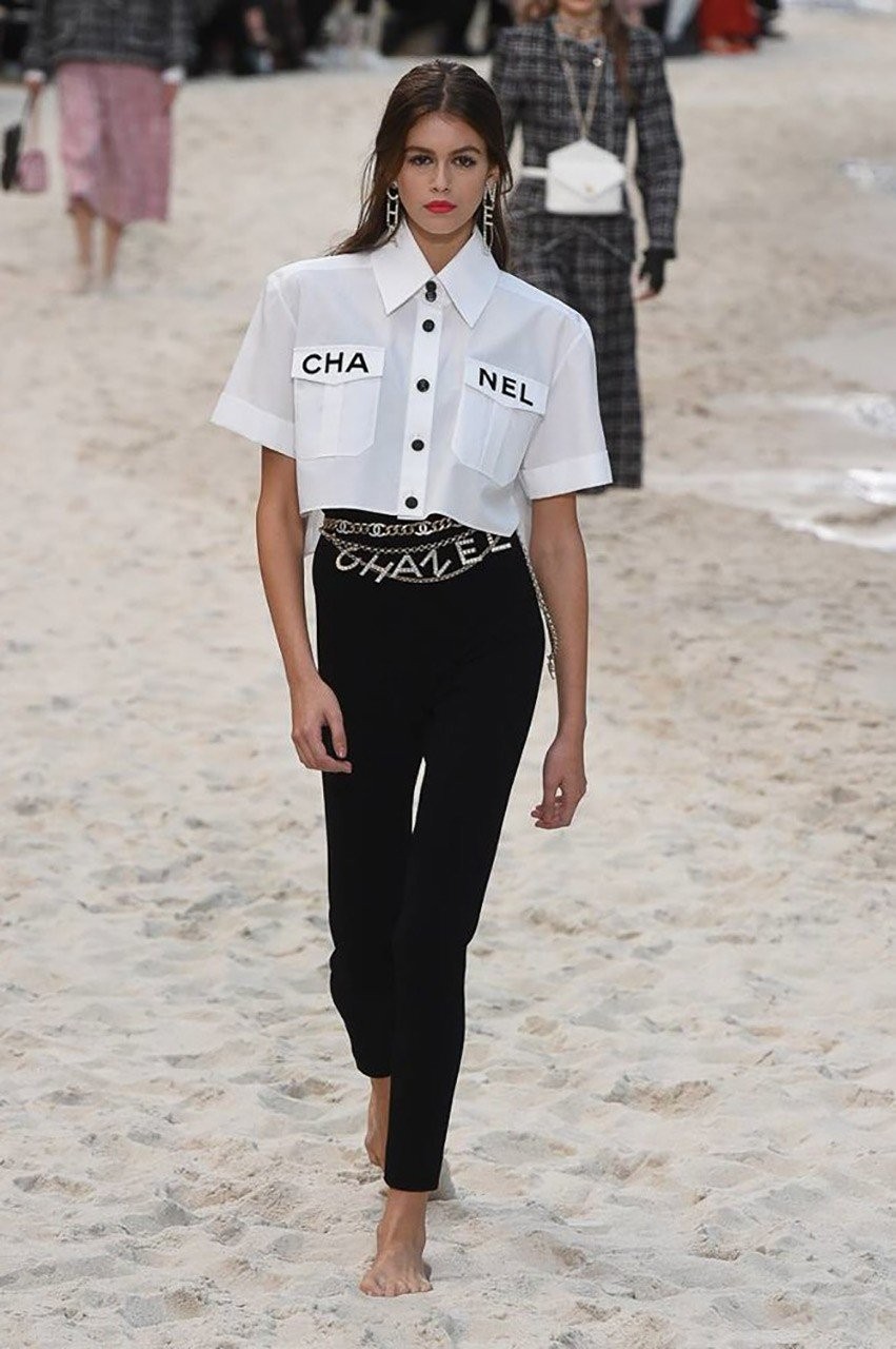 Μια βόλτα στην παραλία με τον Karl Lagerfld και τον οίκο μόδας Chanel - Φωτογραφία 6