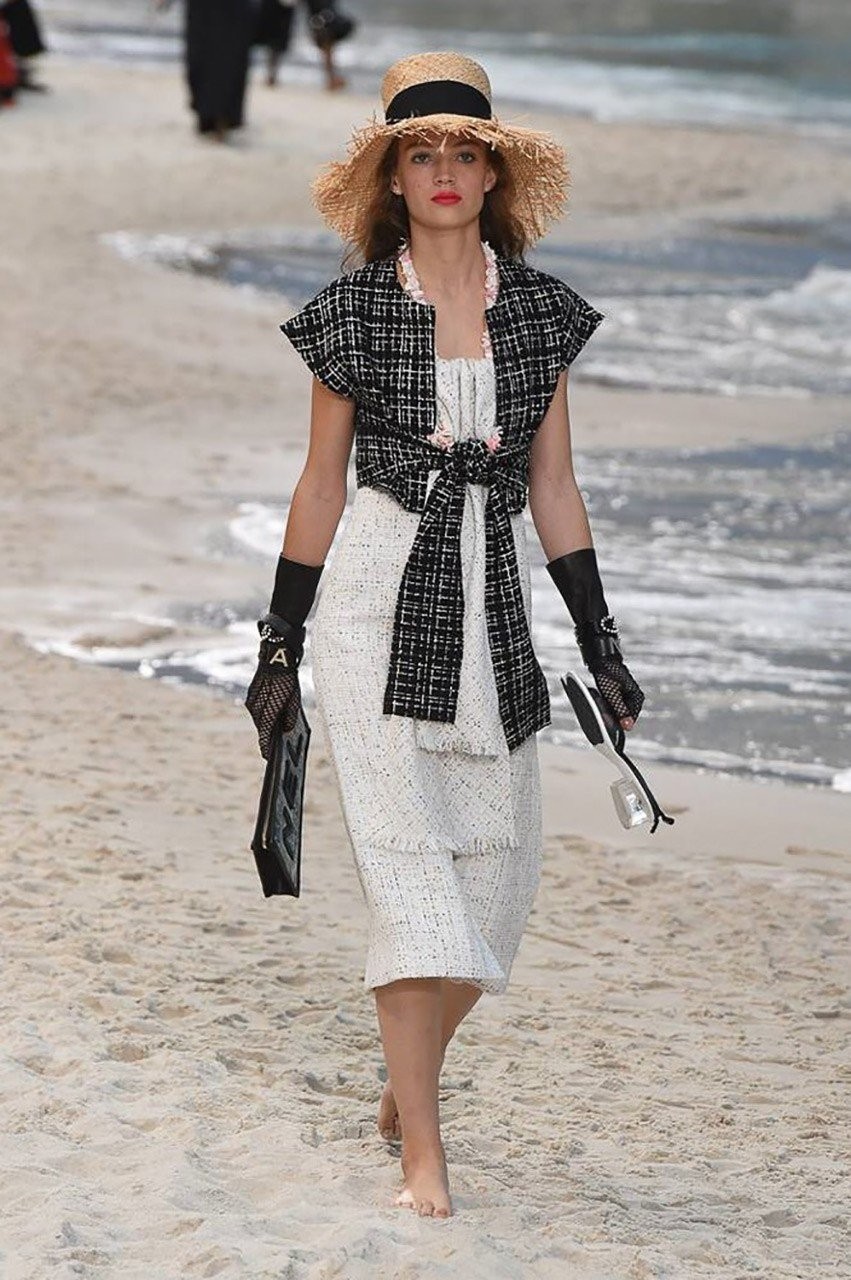 Μια βόλτα στην παραλία με τον Karl Lagerfld και τον οίκο μόδας Chanel - Φωτογραφία 60