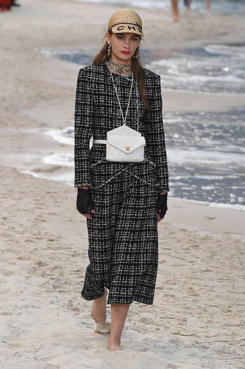 Μια βόλτα στην παραλία με τον Karl Lagerfld και τον οίκο μόδας Chanel - Φωτογραφία 7