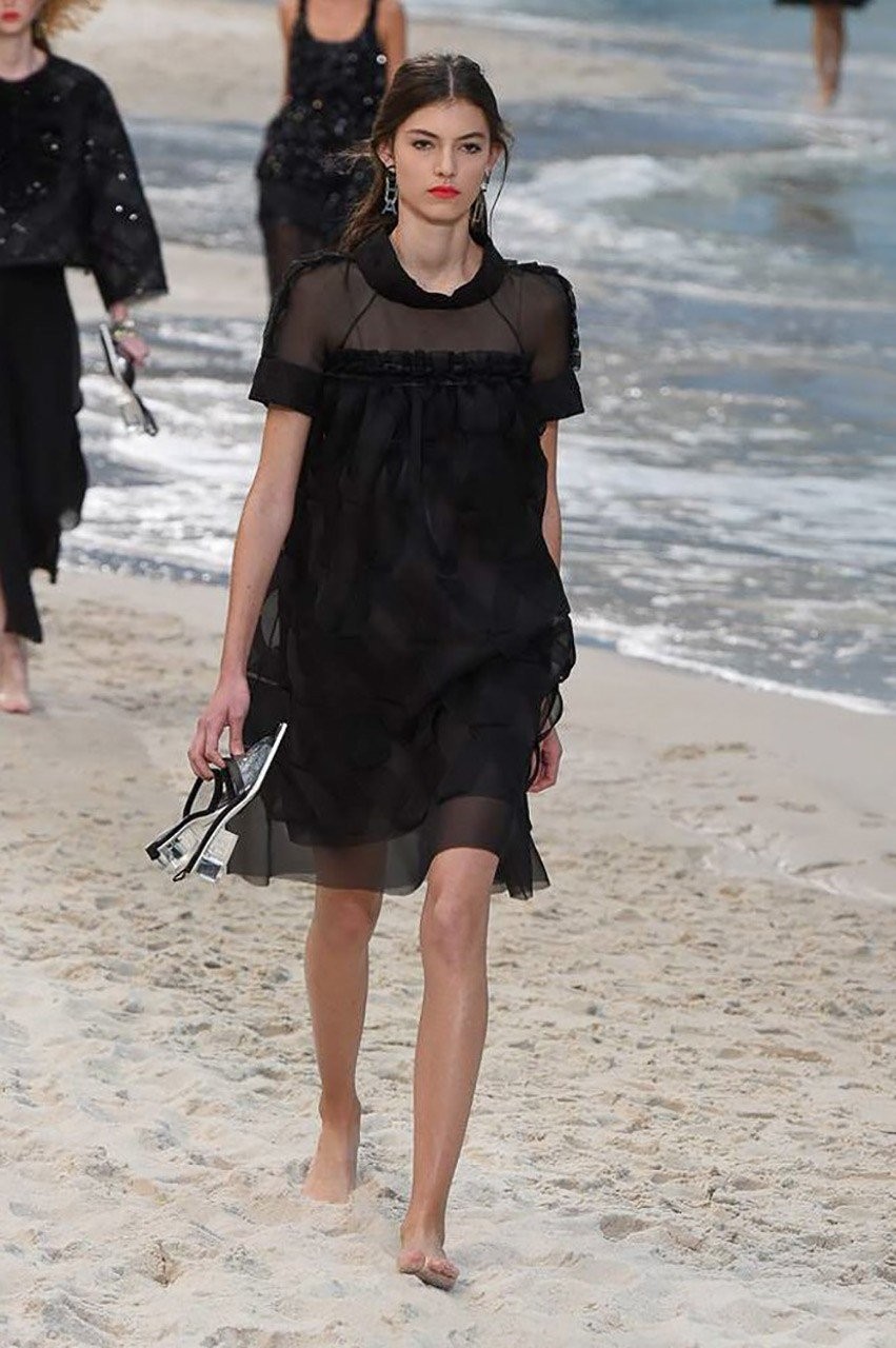 Μια βόλτα στην παραλία με τον Karl Lagerfld και τον οίκο μόδας Chanel - Φωτογραφία 76