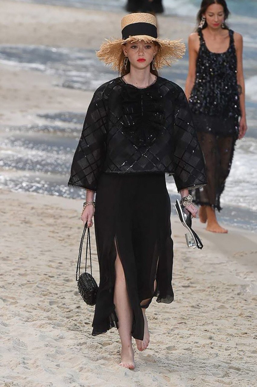 Μια βόλτα στην παραλία με τον Karl Lagerfld και τον οίκο μόδας Chanel - Φωτογραφία 77