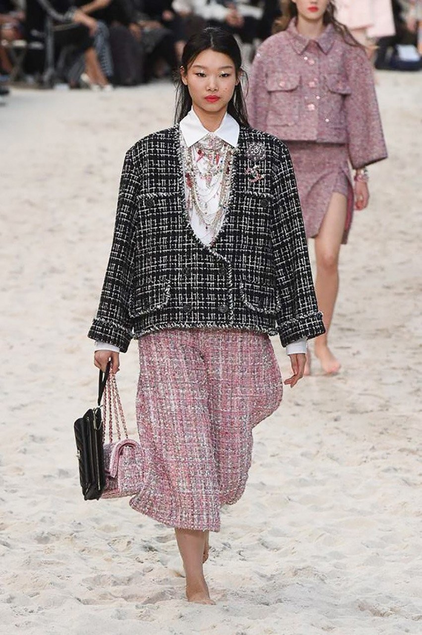 Μια βόλτα στην παραλία με τον Karl Lagerfld και τον οίκο μόδας Chanel - Φωτογραφία 8